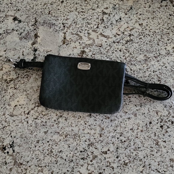 Michael Kors Signature Fanny Pack - Picture 2 of 6